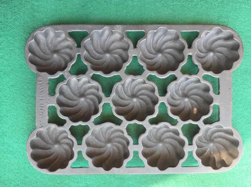 Vintage Wagner Cast Iron Turks Head Muffin Pan C
